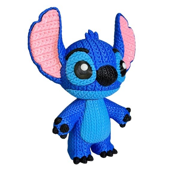 Detalle del acabado estilo punto de ganchillo en figura de Stitch.