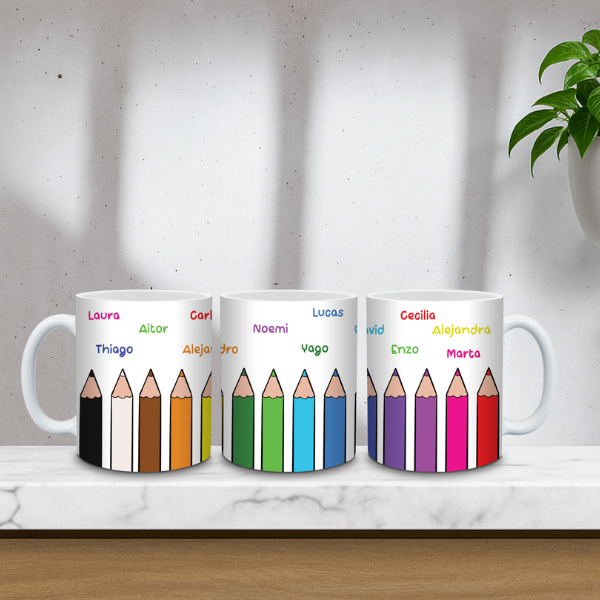 Taza personalizada para profesores con nombres de alumnos, diseño escolar con dibujos de lápices y manzana en cerámica blanca brillante.